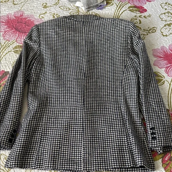Women's Black and White Houndstooth Tailored Blazer - Picture 9 of 9